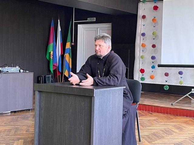 24 июня 2025 года в рамках духовно-нравственного воспитания подростков состоялась информационная беседа священника Свято-Никольского Храма отца Василия с ребятами